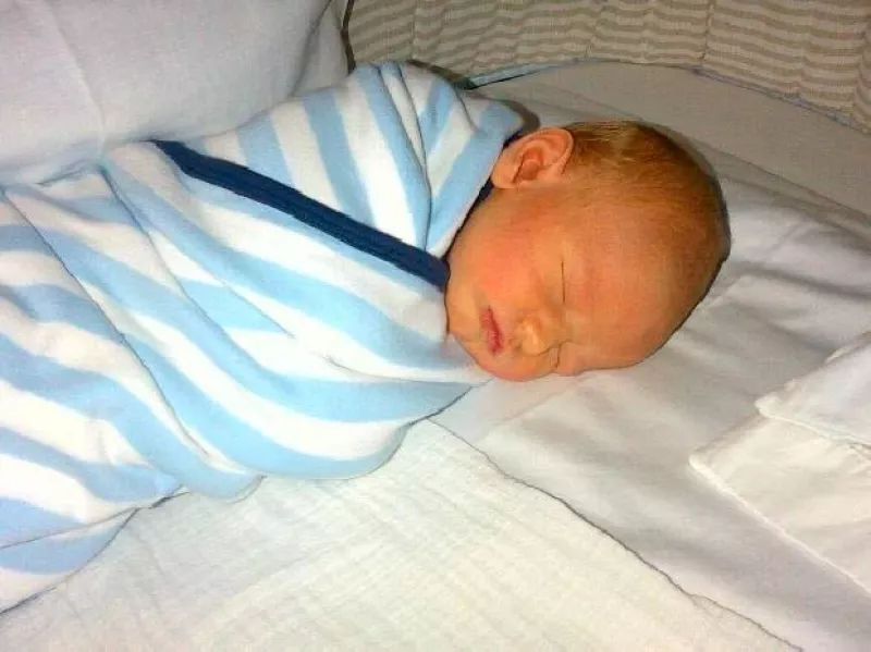 El orgulloso papá compartió a través de Twitter una hermosa fotografía de su bebé durmiendo plácidamente en casa.