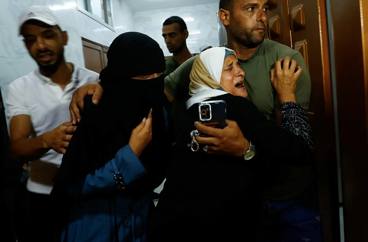 Los familiares palestinos de Youssef Radwan, que fue asesinado por las fuerzas israelíes durante una protesta en la valla fronteriza entre Israel y Gaza, reaccionan en el hospital de Khan Younis