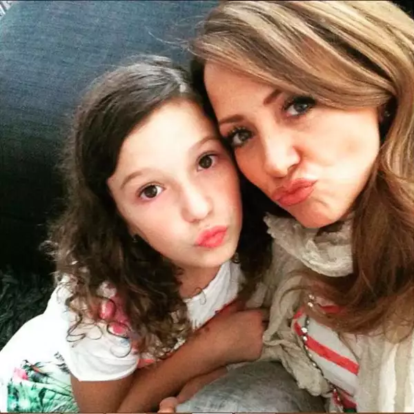 Orgullosas, comparten fotos con su mamá.