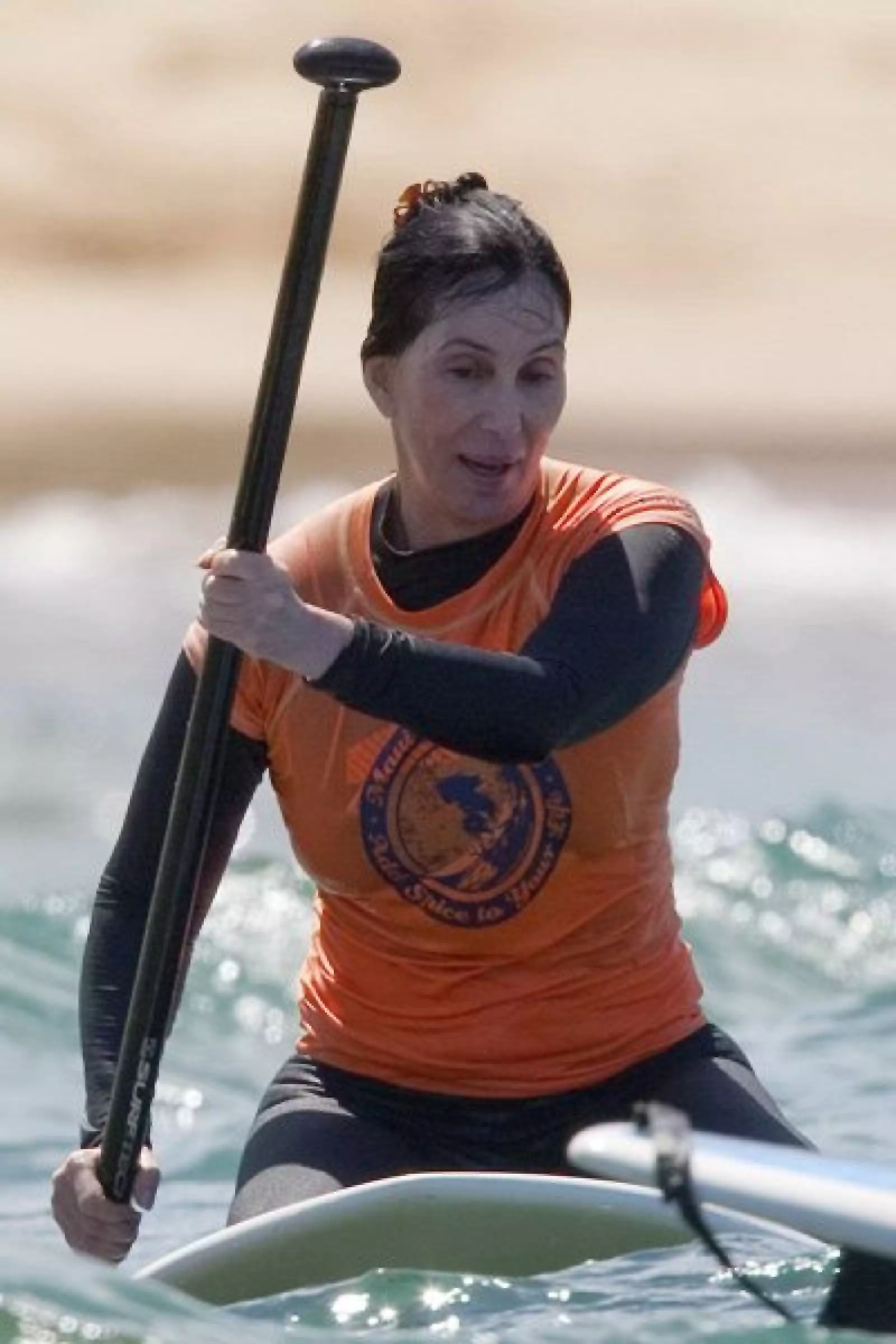 Cher se fue a Maui, Hawai, en donde practicó stand-up paddle boarding.