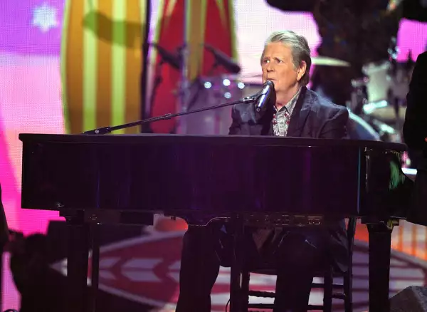 Foto de Brian Wilson durante una presentación en los Grammy 2012.