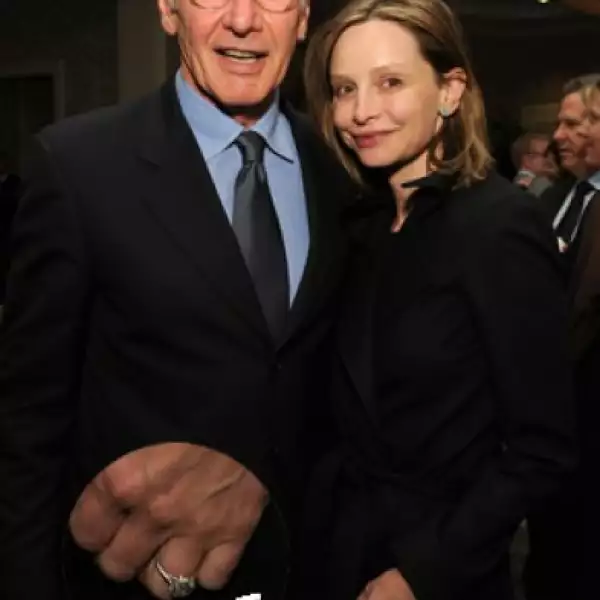 Calista Flockhart presumió el anillo de compromiso que le dio Harrison Ford durante una cena por la Conservación Internacional en Beverly Hills. La pareja lleva junta siete años.