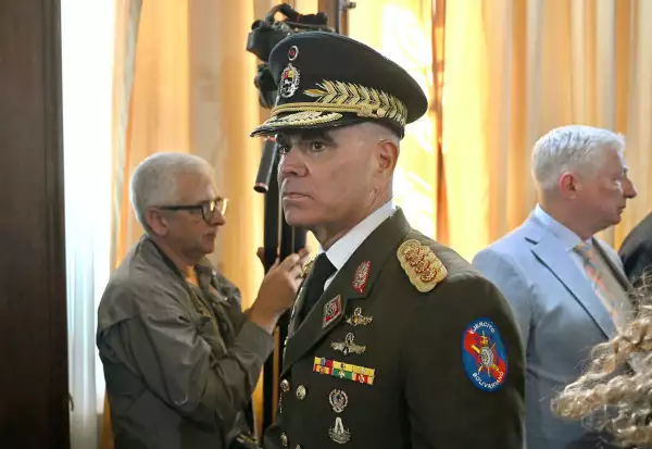 El ministro de Defensa de Venezuela, Vladimir Padrino, se va después de la ceremonia de juramento del presidente interino de Venezuela, Delcy Rodríguez, en la Asamblea Nacional en Caracas el 5 de enero de 2026.