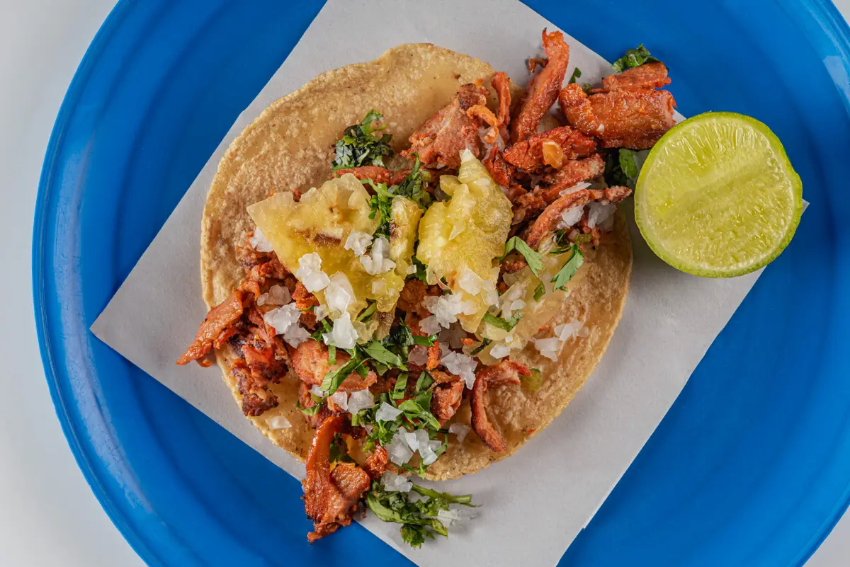 (Taco al pastor y un limón)