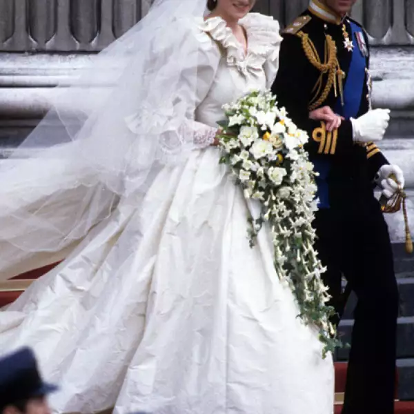 La príncesa de Gales se casó con un vestido diseñado por David y Elizabeth Emanuel, su vestido ha sido el más largo de la historia.