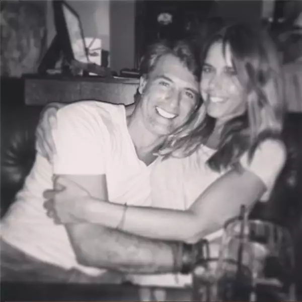 La pareja comparte a través de la red social sus momentos más románticos.