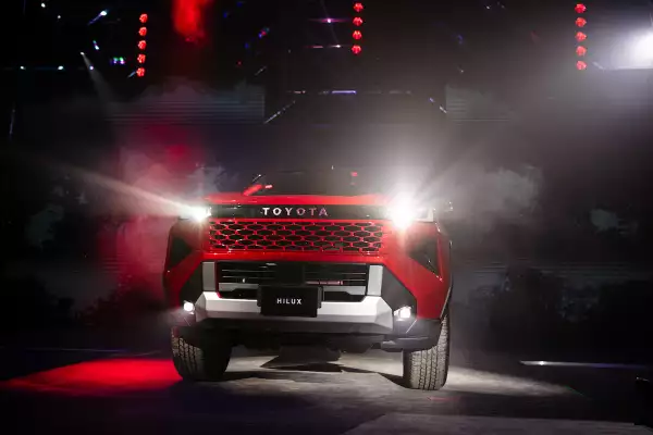 Imagen del frente de la nueva Toyota Hilux 2027.