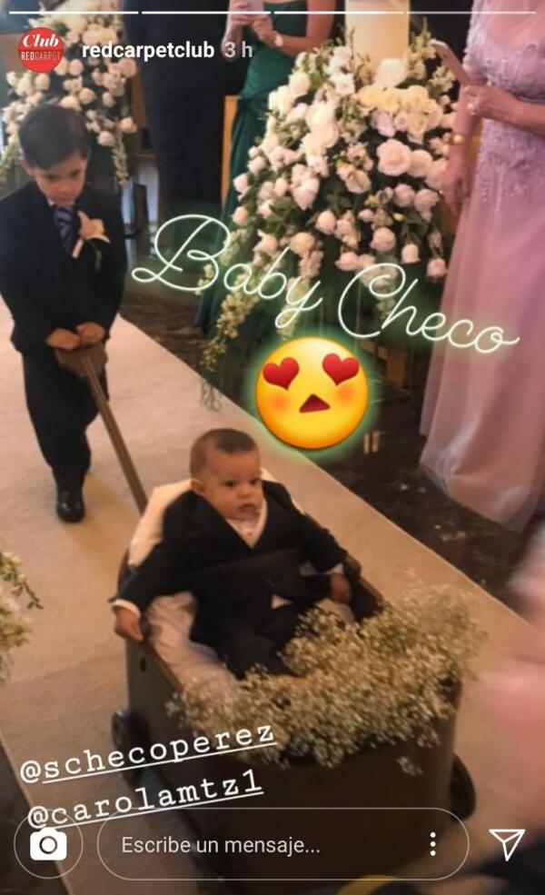 El pequeño Sergio saliendo de la iglesia tras la boda de sus papás