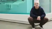 Damien Hirst junto a la obra The Physical Impossibility of Death in the Mind of Someone Living.