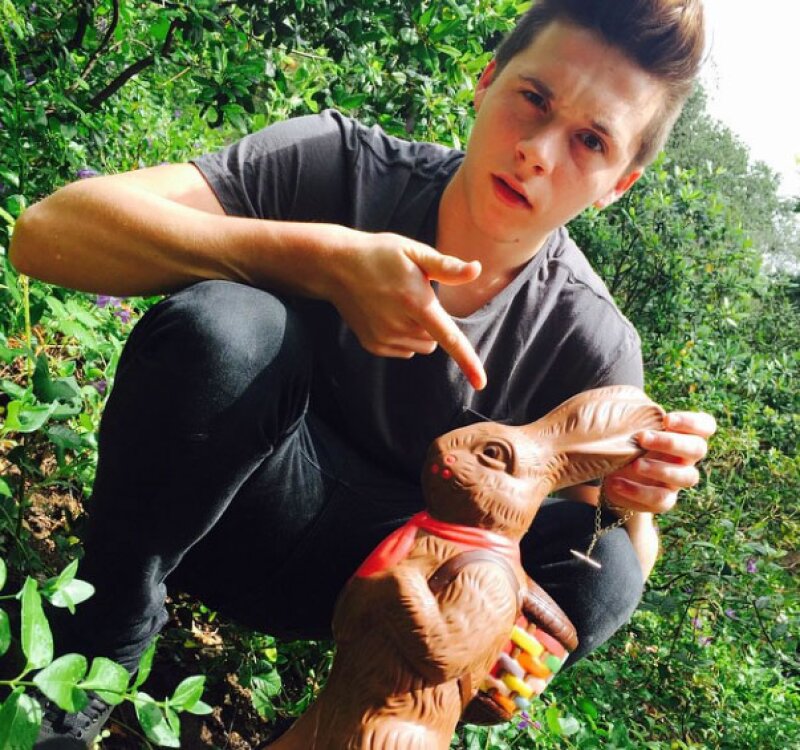 Brooklyn Beckham encontró este gran conejo de chocolate en su jardín.