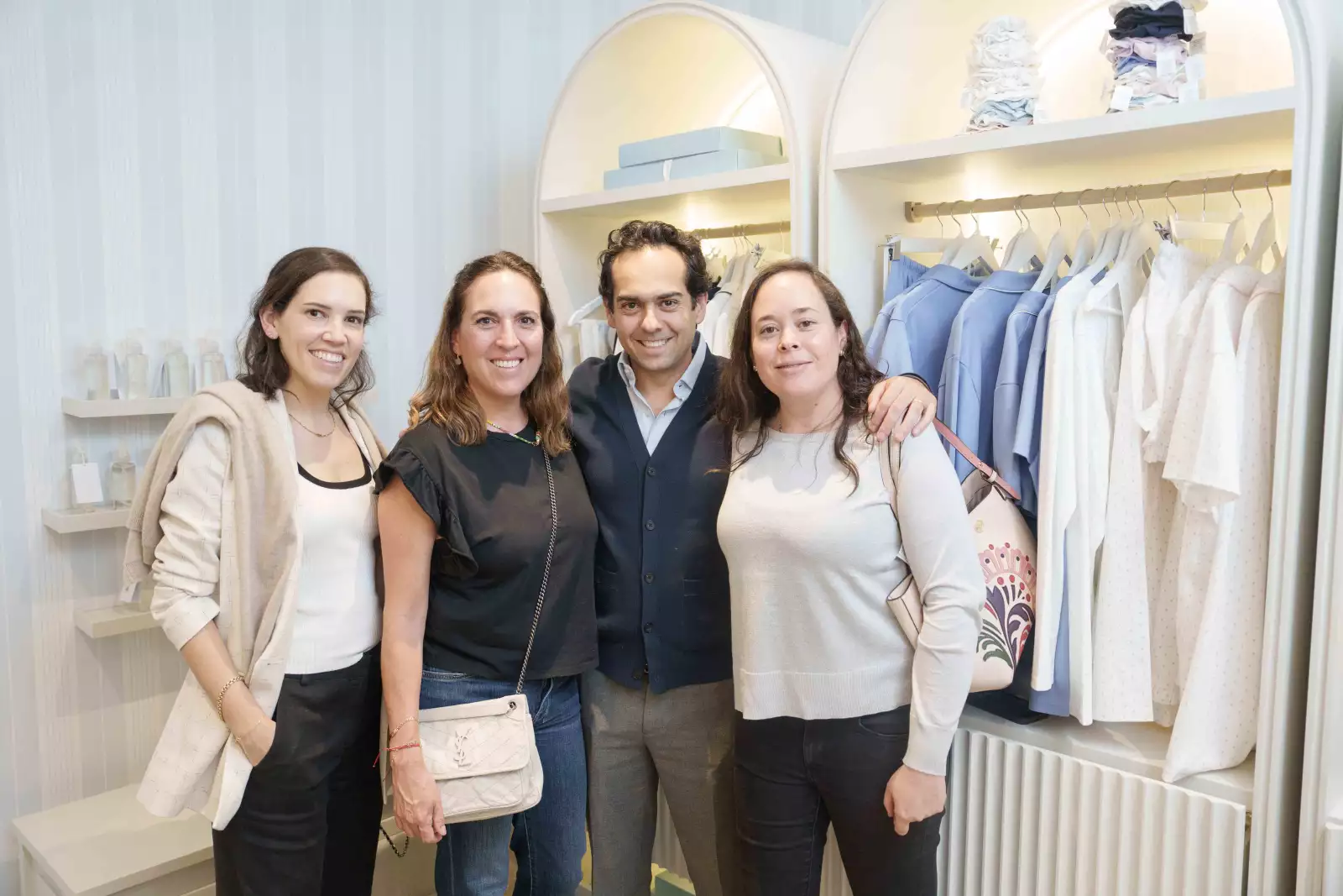 Cecilia Santamarina y Paulina Nales con Santiago y Sofía Villalobos