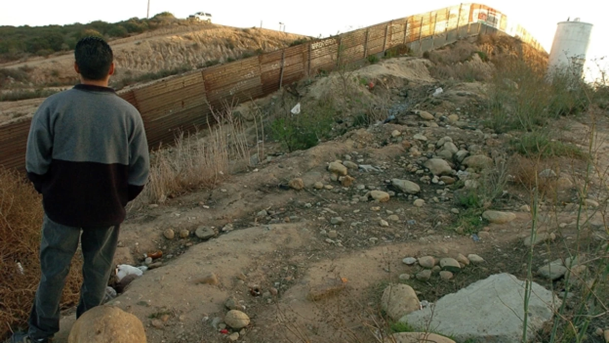Un migrante mexicano observa la frontera con Estados Unidos en Tijuana, Baja California, en espera de poder cruzar ilegalmente