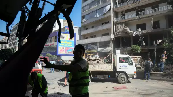 La gente limpia los escombros en el lugar de un ataque aéreo israelí que tuvo como objetivo un edificio en los suburbios del sur de Beirut el 14 de junio de 2026. La oficina del primer ministro israelí, Benjamin Netanyahu, dijo el 14 de junio que los militares habían llevado a cabo ataques en los suburbios del sur de Beirut, conocidos como Dahiyeh, mientras que los medios estatales libaneses dijeron que un ataque golpeó el barrio de Ghobeiry.