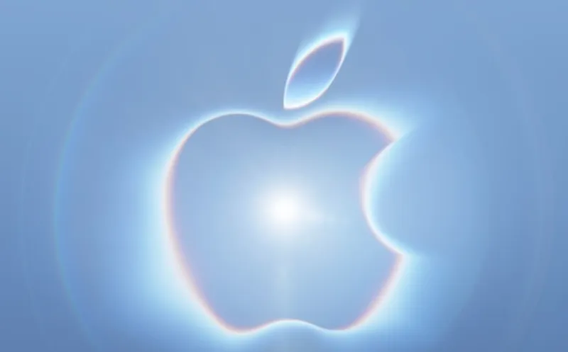 Logo de Apple iluminado por una luz blanca en un fondo color azul.