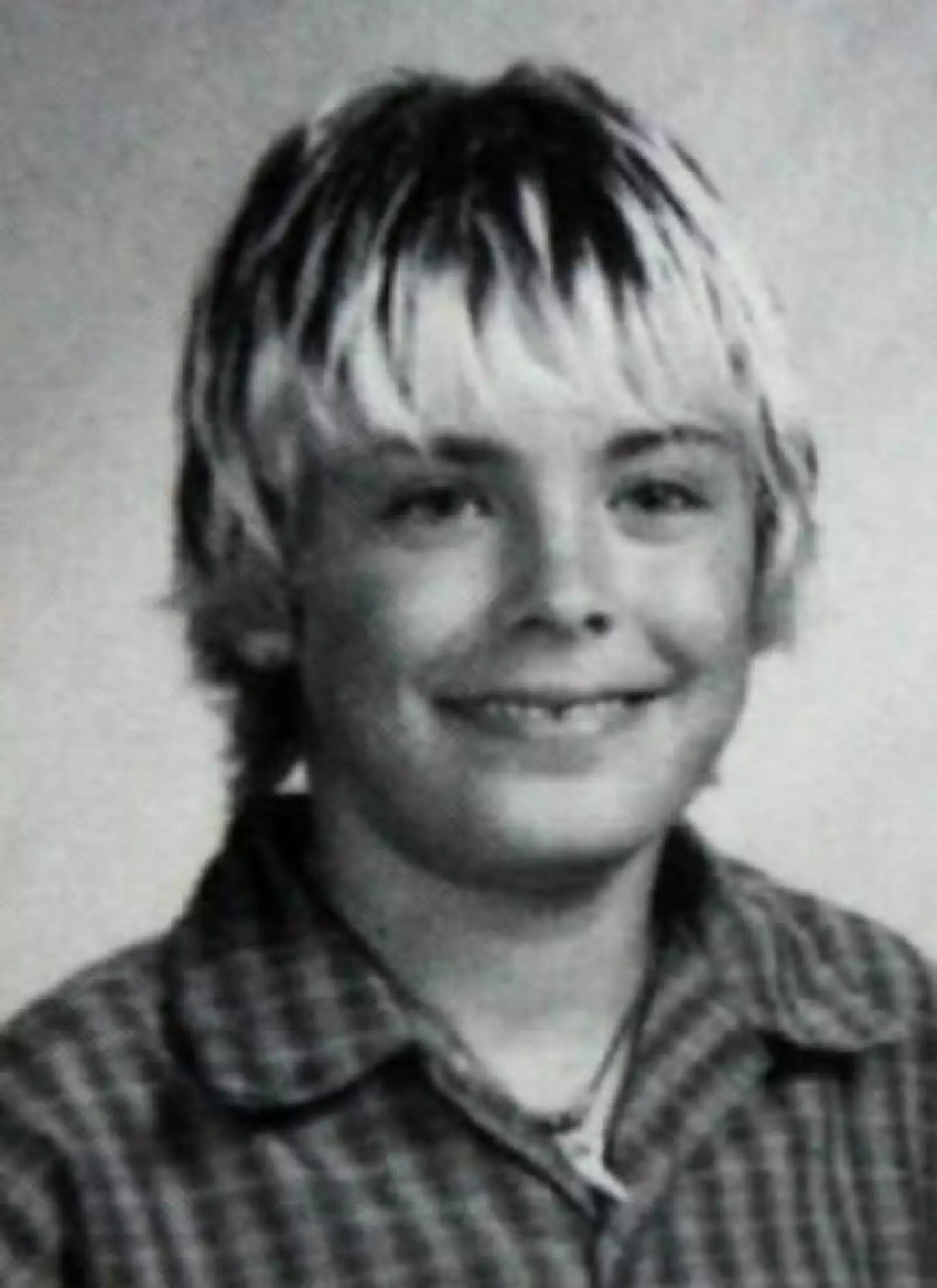 (1998. 11 años) En 2002, Zac inició su carrera con apariciones en varias series de televisión, como `Firefly´, `ER´ y `The guaridan´; además dio vida a `Cameron Bale´ en la serie de Warner Brothers, `Summerland´.