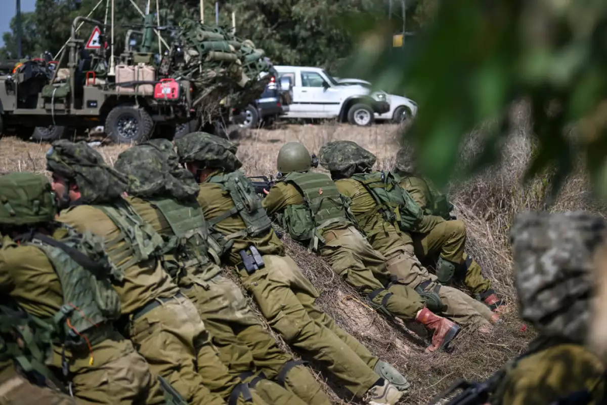 Los soldados esperan en una trinchera, listos para disparar, cerca de la frontera con Gaza, el 10 de octubre de 2023 en Kfar Aza, Israel. Israel ha sellado Gaza y llevado a cabo ataques aéreos en territorio palestino después de que el ataque de Hamas matara a cientos de personas y tomara a casi 100 rehenes.