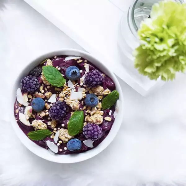 Este acai bowl con distintas moras contiene altos niveles de antioxidantes. ¡Pruébalo!