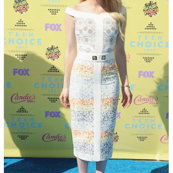 La actriz asistió a los teen Choice Awards en un look Resort 2016 de Peter Pilotto. Lo complementó con sandalias blancas y llevó el pelo suelto.