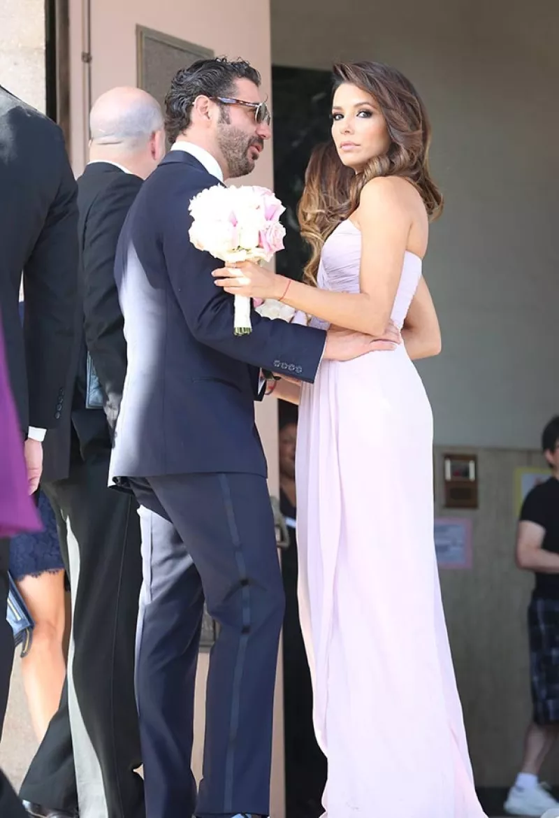 El empresario y la actriz acudieron a una boda en Los Ángeles, en la que ella destacó con un vestido largo lila y un peinado al estilo de los años 50; él fue el acompañante más elegante.