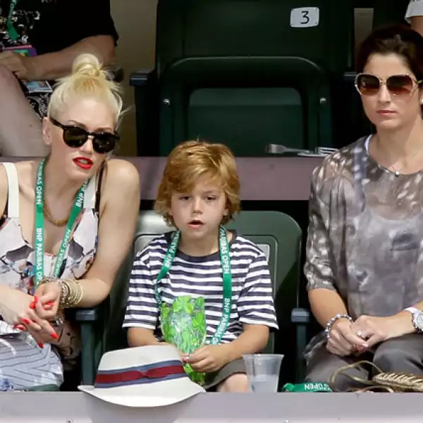 Siempre atenta de su primogénito Kingston.