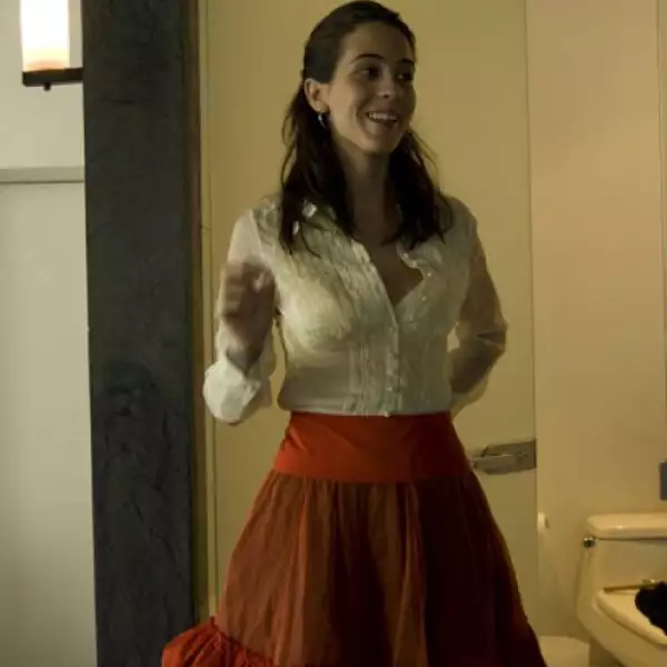 Este año, la joven actriz asistirá al Festival a presentar la película Viaje Redondo del director Gerardo Tort. Aquí probándose una falda Louis Vuitton y una blusa Malandrino.