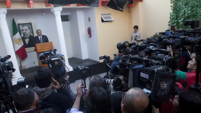 rueda de prensa en su casa de campaña