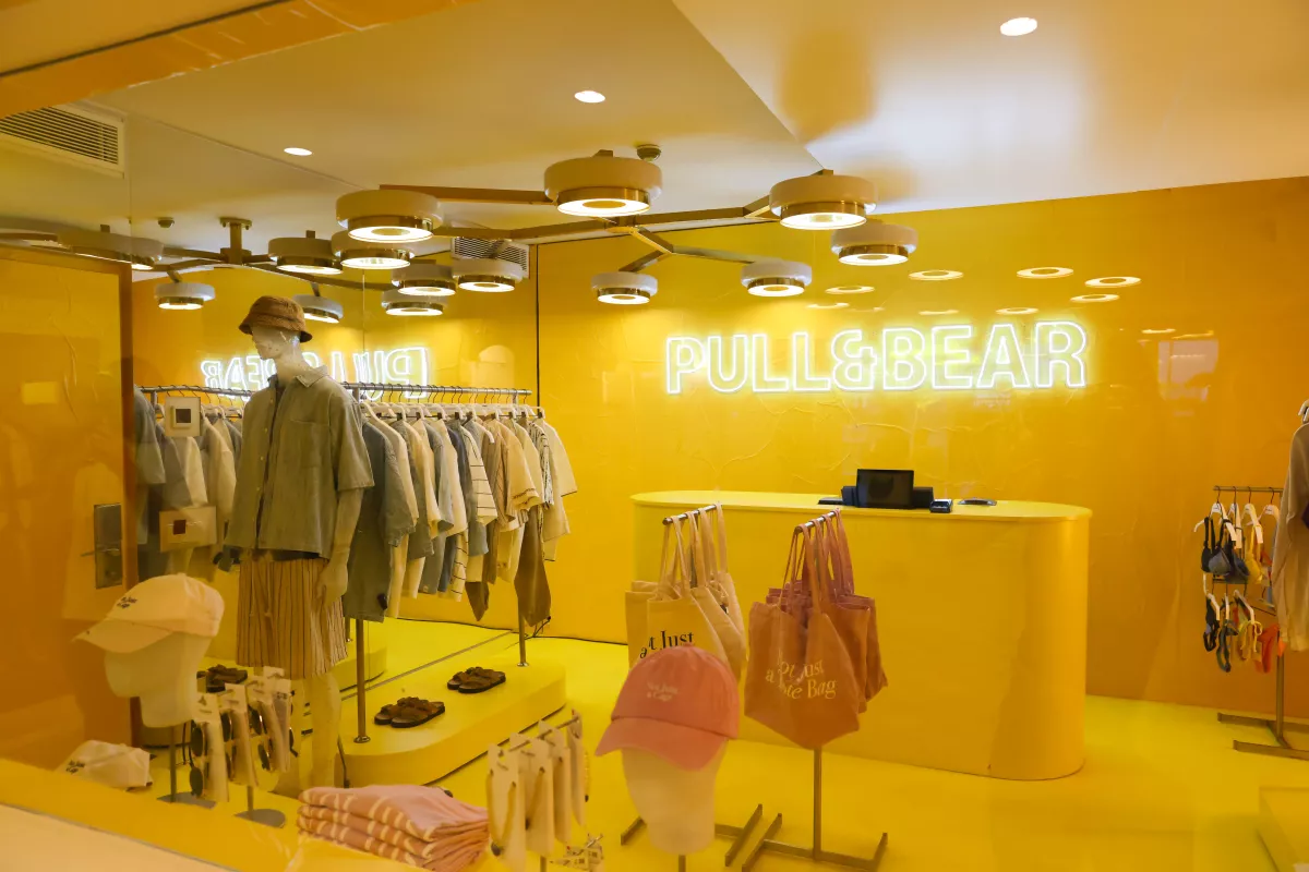 Pull&Bear desembarca en Ibiza con su proyecto 'Not Just a DJ' y una pop up store