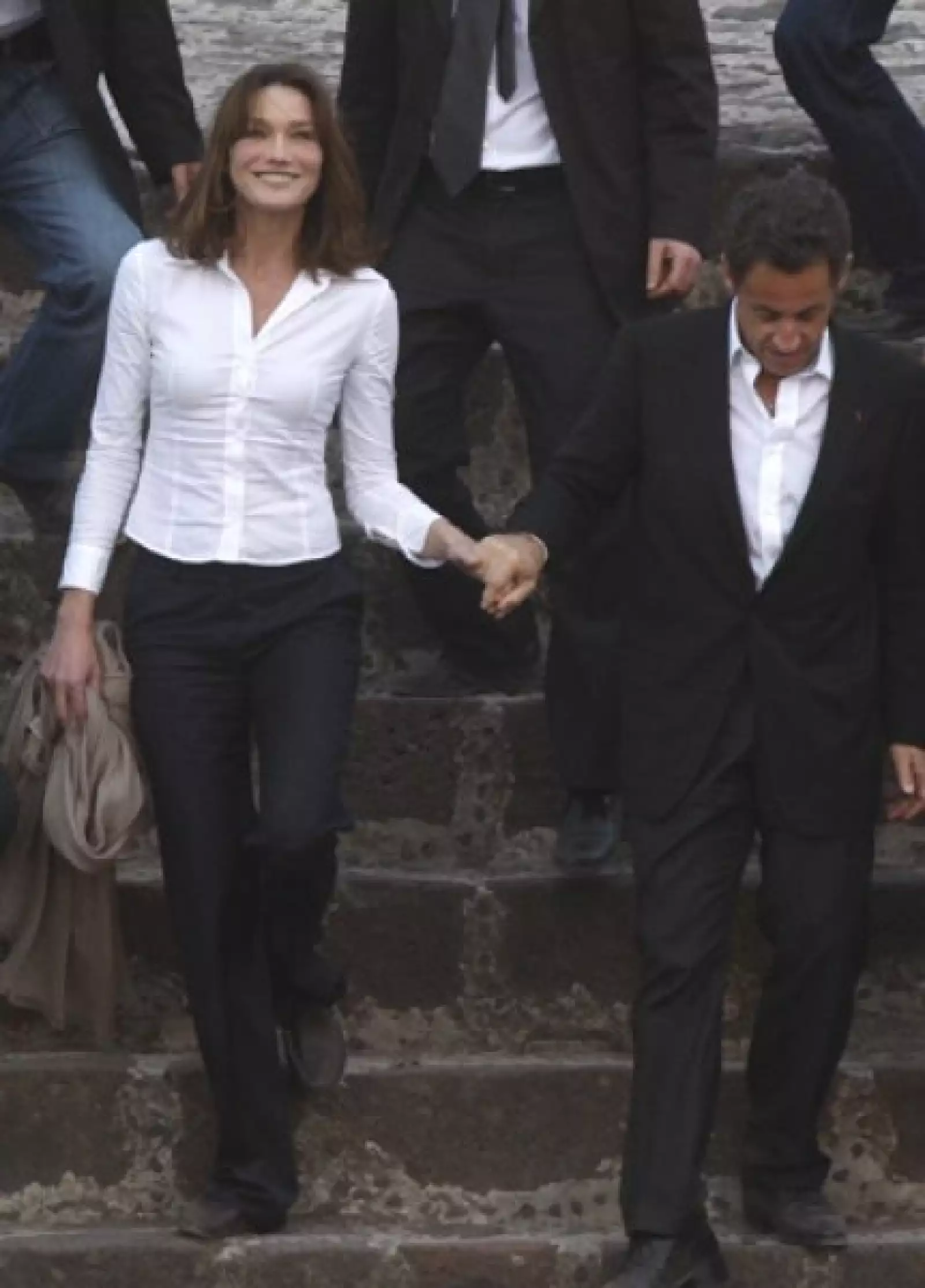 Como toda una modelo profesional, Bruni descendió de la pirámide del sol sin bajar la mirada, sólo por seguridad le tomó la mano a su pareja.
