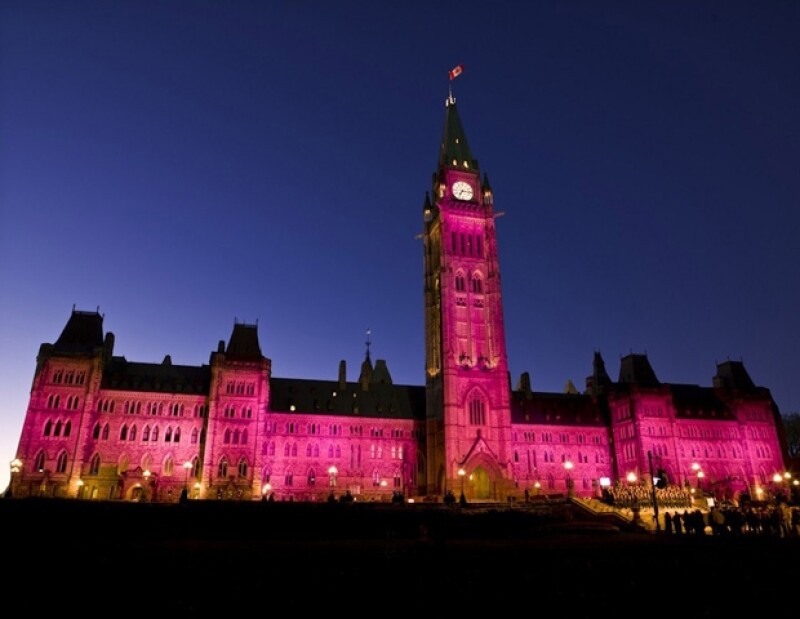 El Parlamento de Canadá también fue iluminado con la luz rosa que Hurley y Lauder han llevado con su campaña.