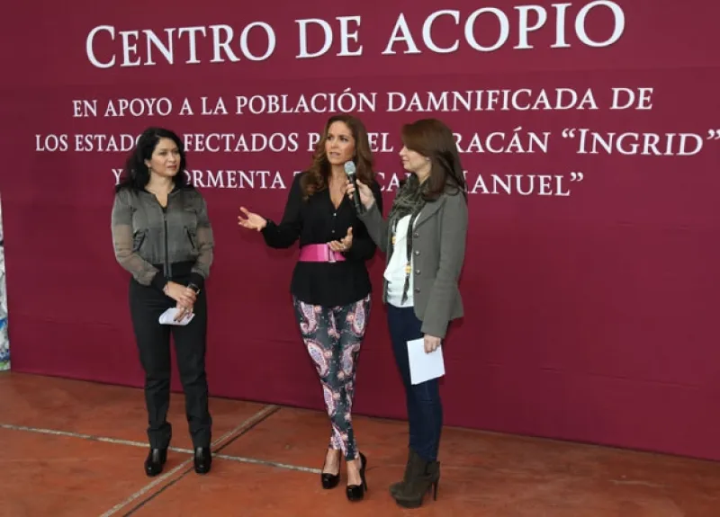 Preocupada por las necesidades de los afectados, entregó 500 cobertores y alentó a la sociedad a seguir apoyando a los necesitados.