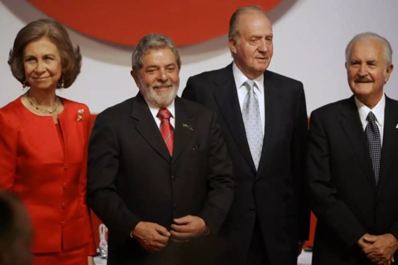 La reina Sofía, el presidente de Brazil Luiz Inacio Lula de Silva, el rey Juan Carlos y el escrito Carlos Fuentes después de la ceremonia del Premio Don Quijote de la Mancha en Toledo España el 13 de octubre de este año.