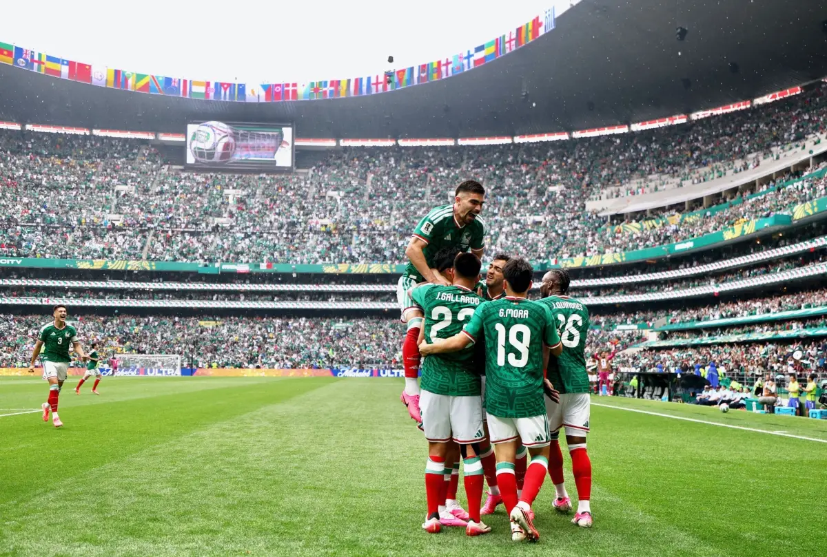Jugadores de la selección mexicana celebrando un gol durante un partido del Mundial 2026. Hoy, México se enfrenta a Chequia. 