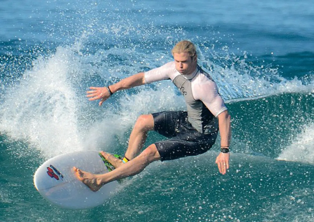 Chris Hemsworth dominando las olas como un experto.