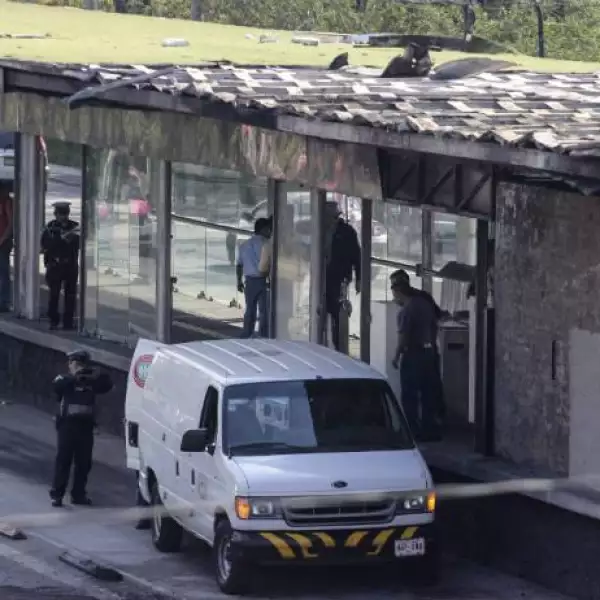 Metrob�s y estaci�n incendiados