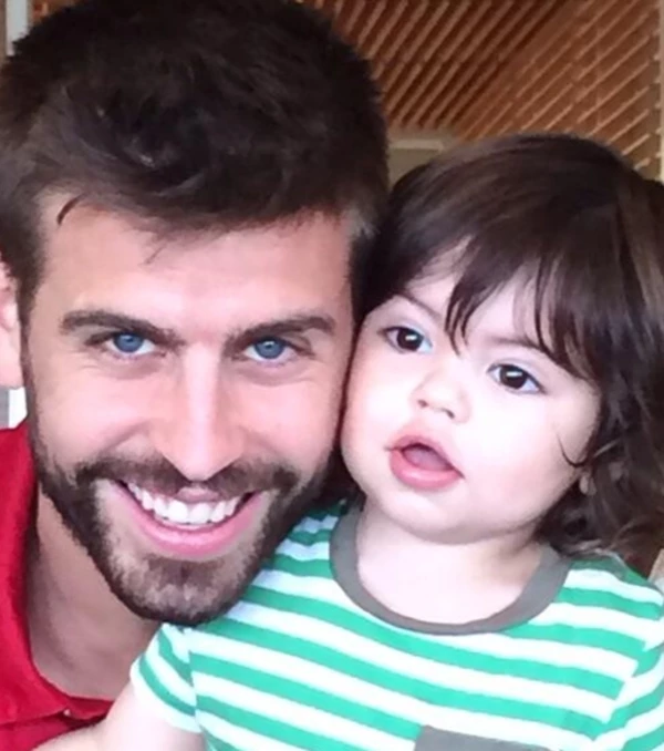 Gerard Piqué pasó el día del padre en concentración mundialista, por lo que Shakira no olvidó dejarle esta linda foto.