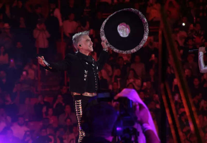 Alejandro Fernández cantó en la Plaza de Toros México