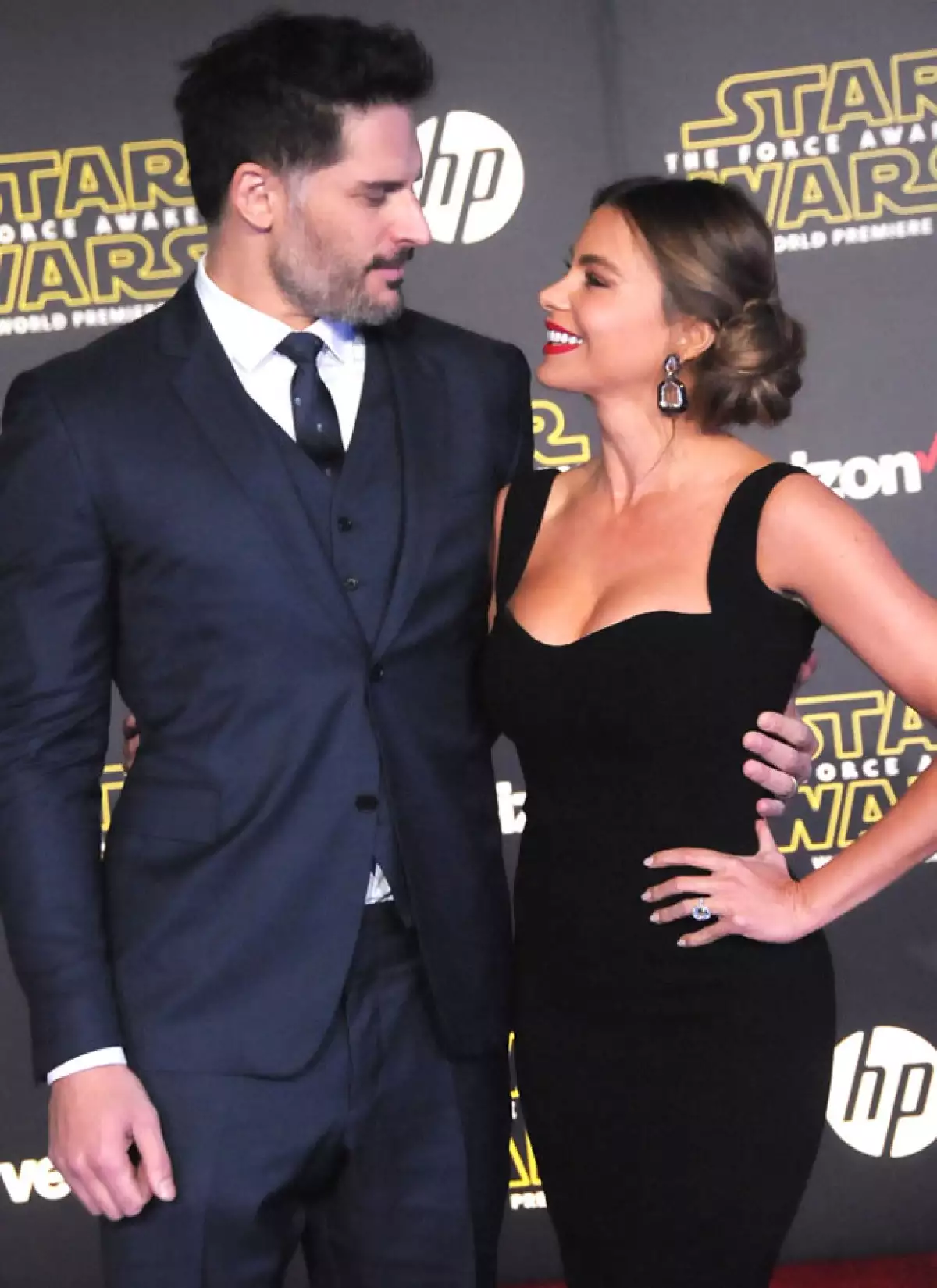 Joe y Sofía se mostraron muy enamorados durante su paso por la red carpet.