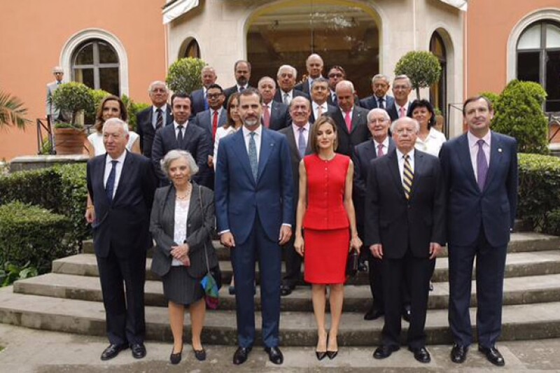 Los reyes de España estuvieron esta tarde en la Residencia de la Embajada de España para convivir con varios personajes importantes de México, entre ellos Elena Poniatowska y Miguel Alemán.