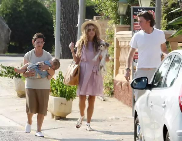 Paulina Rubio disfruta de unas merecidas vacaciones al lado de su esposo Colate y su hijo Andrea Nicolás.