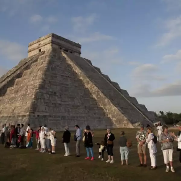turistas observan un ritual en chichen itza