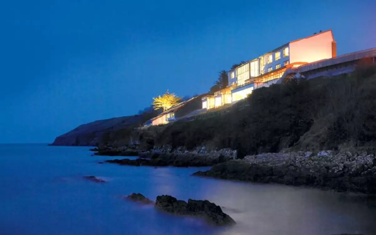 Está ubicado en el pueblo de Ardmore, que ofrece seis campos de golf, paseos a caballo y pesca.