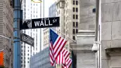 Primer plano del cartel de Wall Street en el distrito financiero de la ciudad de Nueva York. 