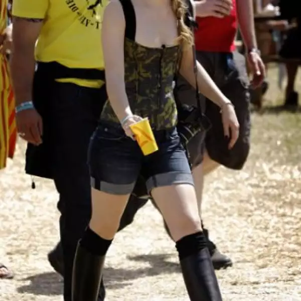 Al Festival de Música de Glastonbury llevó unos mini shorts y un top tipo corset, así como el pelo trenzado.