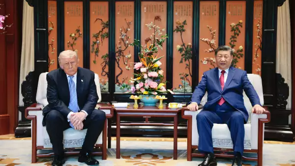 El presidente chino Xi Jinping y Estados Unidos El presidente Donald Trump asiste a una reunión al margen durante un recorrido por el Jardín Zhongnanhai el 15 de mayo de 2026 en Beijing, China. Trump y otros funcionarios estadounidenses están terminando una visita destinada a abordar el conflicto con Irán, los desequilibrios comerciales y la situación de Taiwán, mientras establecen nuevas juntas bilaterales para la supervisión económica y de la IA.