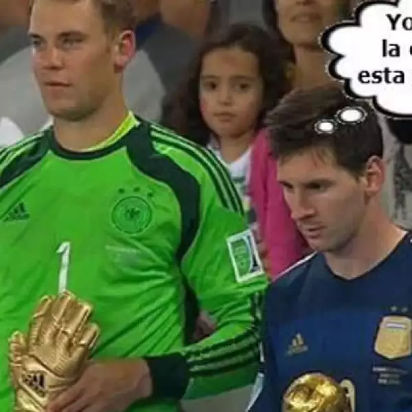 Aunque muchos se quedaron esperando el gol de Messi, el jugador argentino por lo menos vio el Balón de Oro en sus manos.