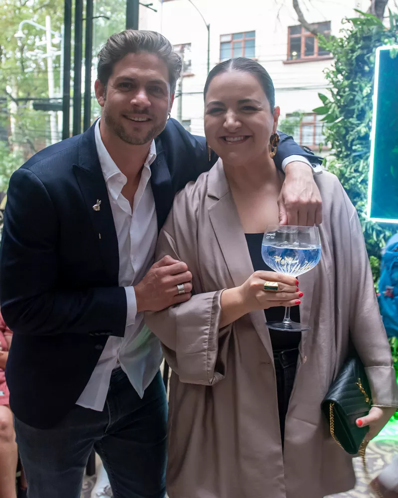Hombre y mujer con una copa Tanqueray 4