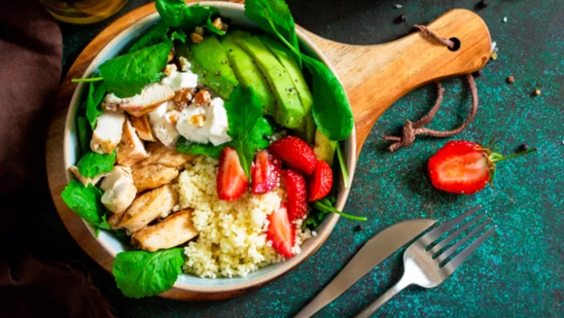 Cómo empezar a comer mejor y qué alimentos tener siempre en casa (según experta)