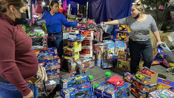 Muchos mexicanos optan por comprar juguetes en los tianguis navideños. (Foto: Rogelio Morales / Cuartoscuro)
