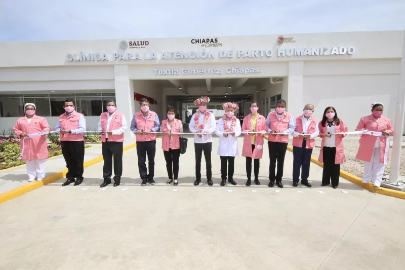 Gobernador de Chiapas y personal médico inaugurando la Clínica para la Atención de Parto Humanizado en Tuxtla Gutiérrez