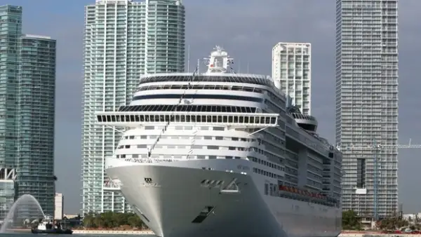 La tarde de ayer comenzó a haber rumores acerca de que un pasajero del crucero MSC Divina había caído al mar y desaparecido. Hoy se confirma la noticia y continúa la búsqueda de Jorge López Amores.